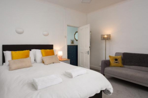 Lovely city town house with free parking sleeps 2 to 6 guests